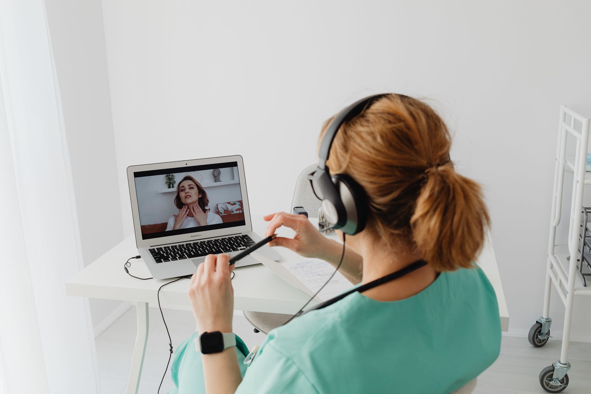 Una persona adulta mayor de Costa Rica sonriendo mientras usa una tablet para una consulta médica virtual desde su casa, simbolizando el control de enfermedades crónicas a distancia.