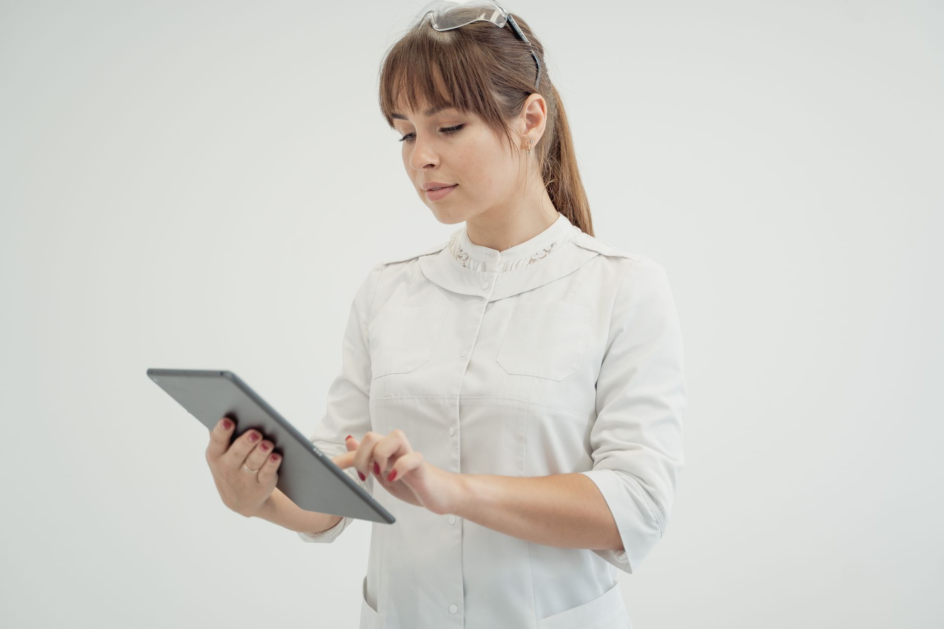 Persona pensativa evaluando sus síntomas, con un médico en el fondo, simbolizando la decisión entre consulta virtual y presencial.