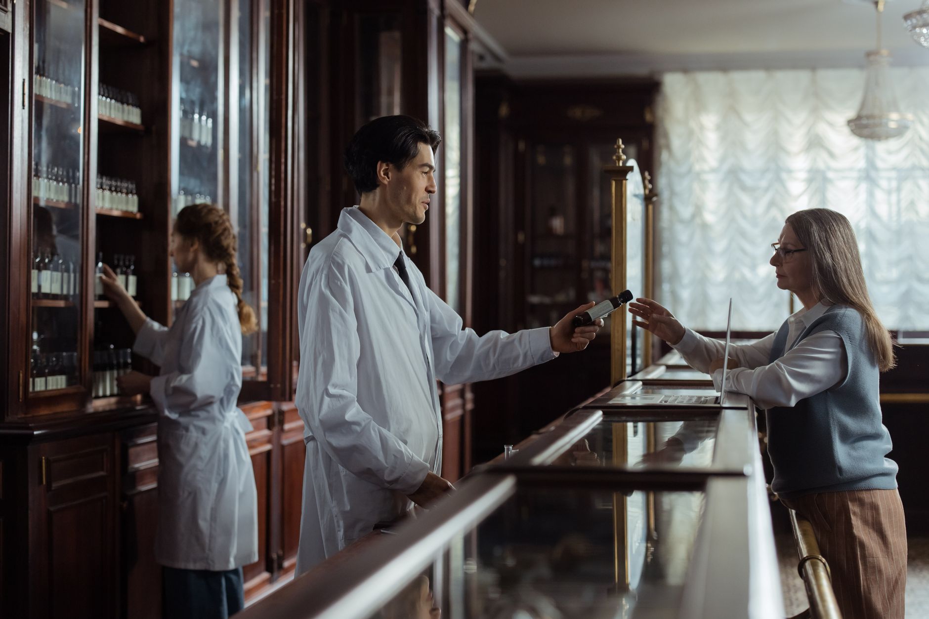 Persona leyendo cuidadosamente el prospecto de un medicamento recetado, con una expresión de concentración y responsabilidad.