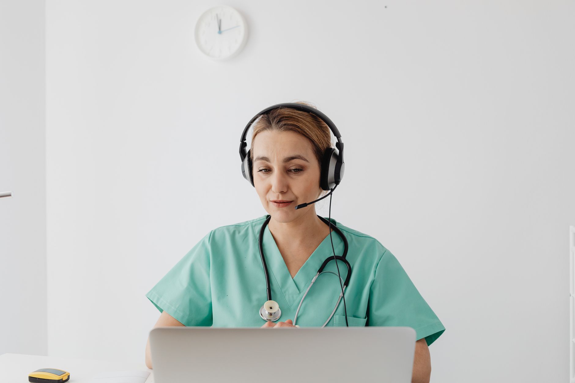 Persona revisando sus registros de glucosa en una tablet, preparándose para una consulta virtual con su médico