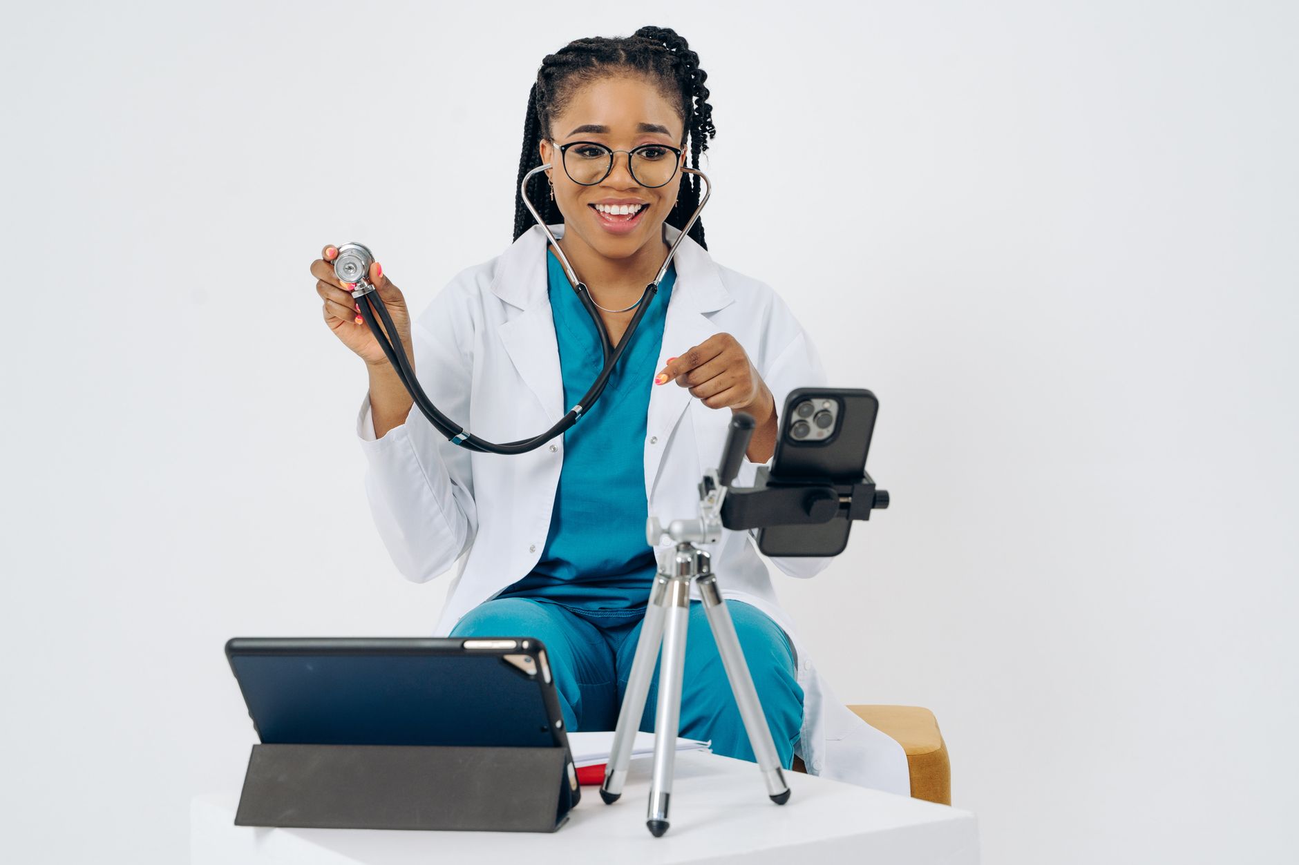 Una persona joven y atenta en una videollamada con un médico, revisando documentos de resultados de laboratorio en su computadora portátil, con una expresión de comprensión y compromiso.