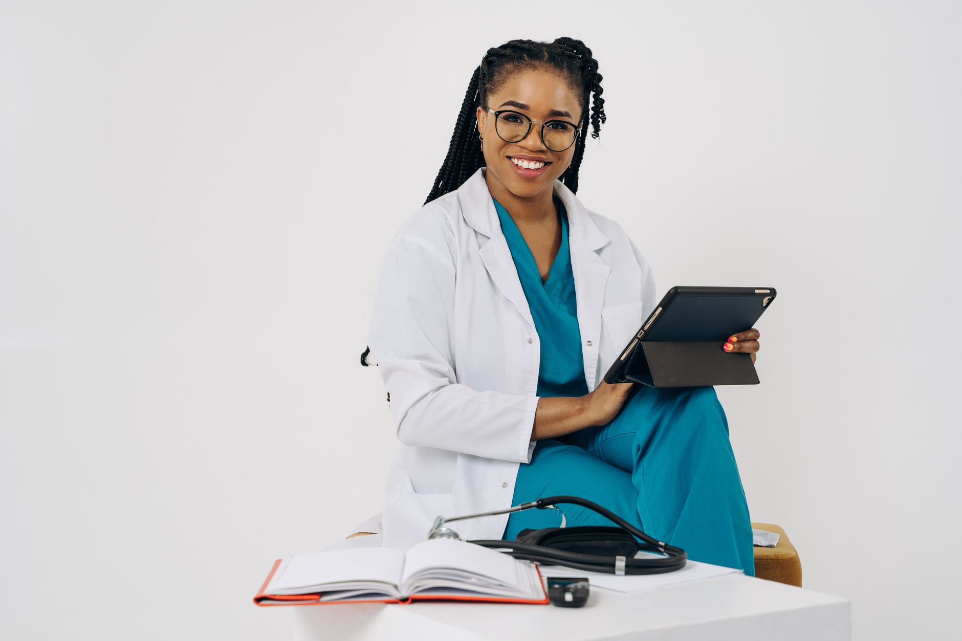 Una persona joven concentrada, usando audífonos y una laptop en un entorno tranquilo y privado, simbolizando una consulta médica virtual segura y confidencial.